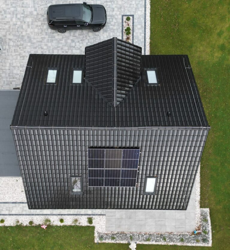 Instalacja fotowoltaiczna na dachu budynku w Ustroniu