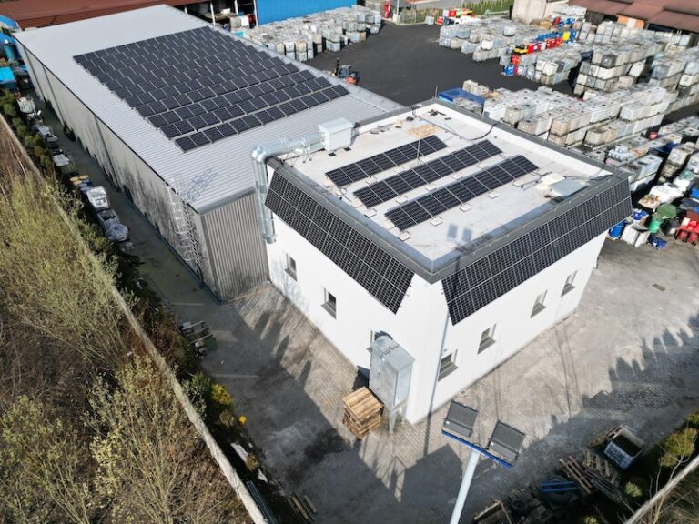 Instalacja fotowoltaiczna na dachu budynku usługowo - magazynowego o mocy 49.8kWp
