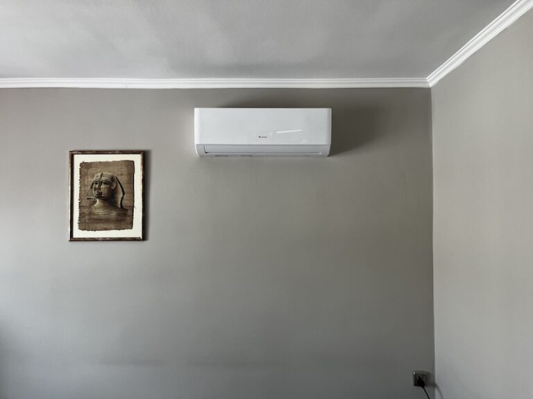 Jednostka wewnętrzna klimatyzacji, wisząca na ścianie.